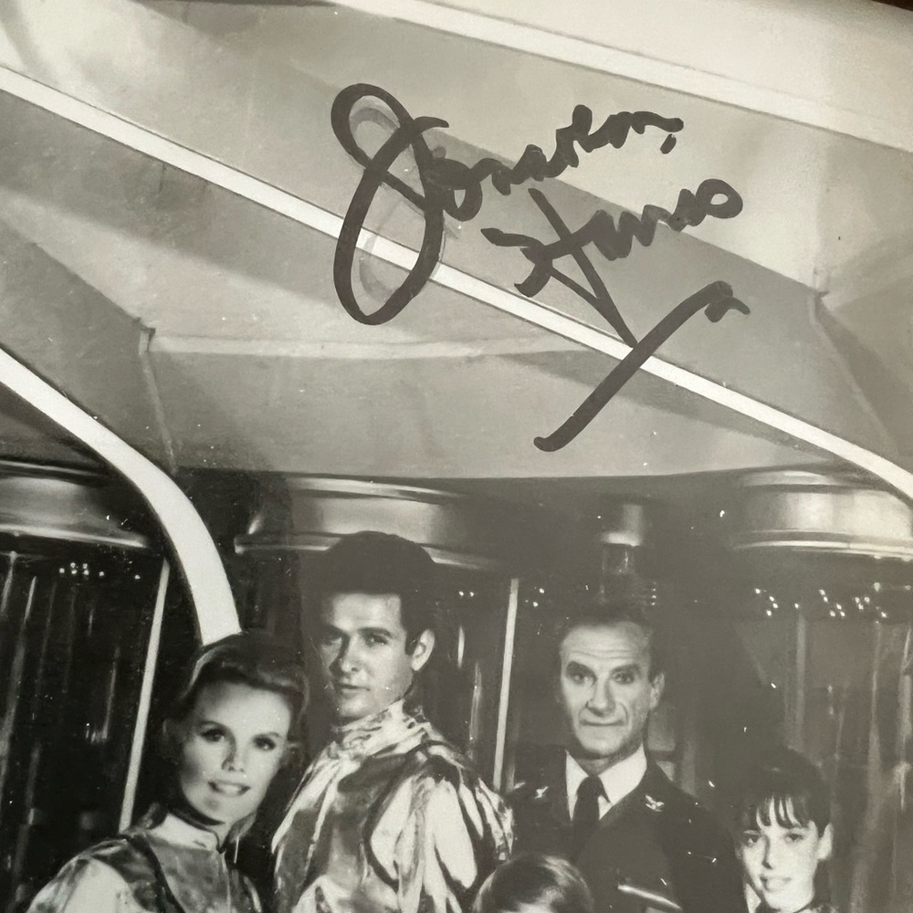 Lost In Space B&W Cast Photo With Autograph - Picture 2 of 2